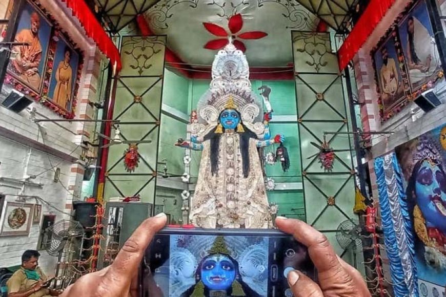 মণ্ডপ থেকে বের করে আনার পর, প্রতিমা কিছুক্ষণ রাখা হয় পাড়ায়, সিঁদুর খেলেন পাড়ার বাসিন্দারা।  জাঁকজমক করা হয় পুজোর বিসর্জনে। আট থেকে আশি, পুরুষেরা সাদা ধুতি-পাঞ্জাবি পরে পথে বেরোন, মেয়েদের পরনে থাকে লাল পাড় সাদা শাড়ি। পায়ে জুতো থাকে না কারও ।মহা মিছিল পাথুরিয়াঘাটা থেকে গনেশ টকিজ হয়ে, মানিকতলা ঘুরে বিডনস্ট্রিট পেরিয়ে গঙ্গার তীরে পোঁছয়।