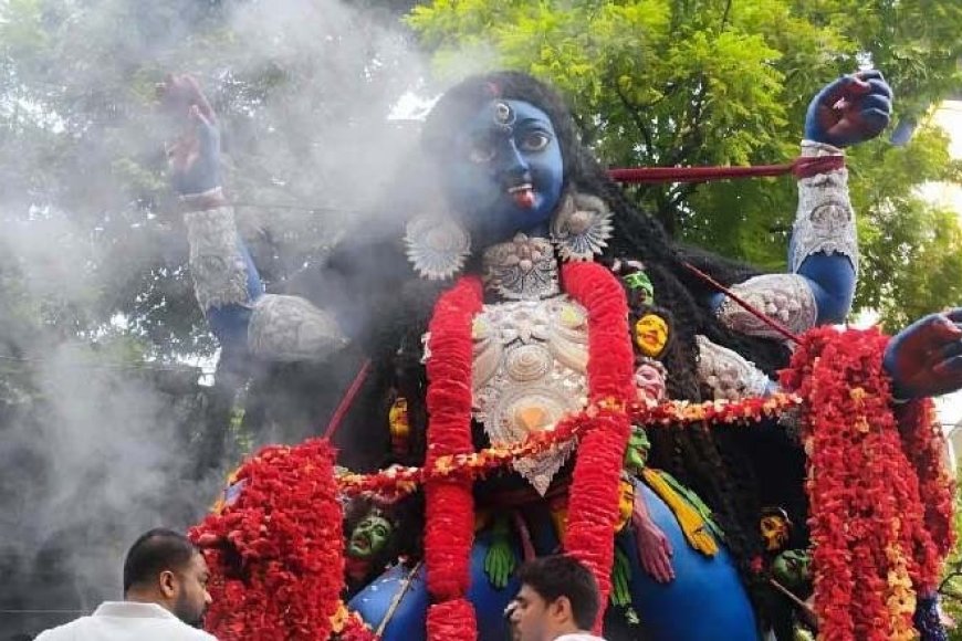 দুর্গাপুজো শেষ, লক্ষ্মীপুজোও। হালকা ঠান্ডা লাগে এই সময়টায় সকালের দিকে। ঠিক এমন এক সকালে, কুমোরটুলি থেকে বিধান সরণি ধরে মন্ডপে পৌঁছয় দীর্ঘাঙ্গী প্রতিমা। তার কোমর ছাড়ানো চুল, দু' পাশে ধুনোর ধোঁয়া। রাস্তায় শ'য়ে শ'য়ে মানুষ।