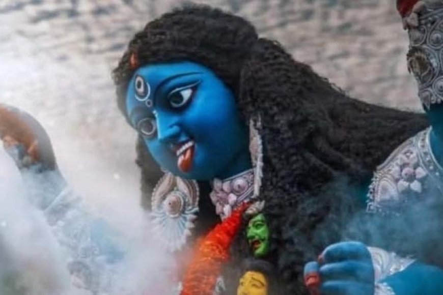 এবারেও তার ব্যতিক্রম হল না। তবে সেই সকাল থেকে শুরু হয়েছে একটা আলোচনা। ফাটাকেষ্টর কালীপুজোর মাতৃমূর্তি কিছুটা অন্যরকম দেখতে লাগছে কি? কেউ বেজায় খুশি, বলছেন মায়ের আদল এবার কিছুটা মিষ্টি। কেউ তুলনা টানছেন আগের প্রতিমার সঙ্গে।
