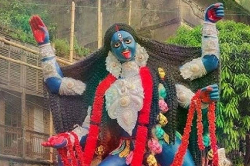 এবার বদলে গেল কেন মুখশ্রী? জানা গেল, চলতি বছরে বদলে গিয়েছেন প্রতিমার শিল্পী। তা নিয়েও শহরে আলোচনা বিস্তর। কারণ, মাধব পাল, তাঁর আগে তাঁর বাবা, দাদা, তাঁরাই প্রতিমা তৈরি করেছেন দীর্ঘকাল। শহরে কান পাতলে শোনা যাচ্ছে, মনখারাপ মাধবের।