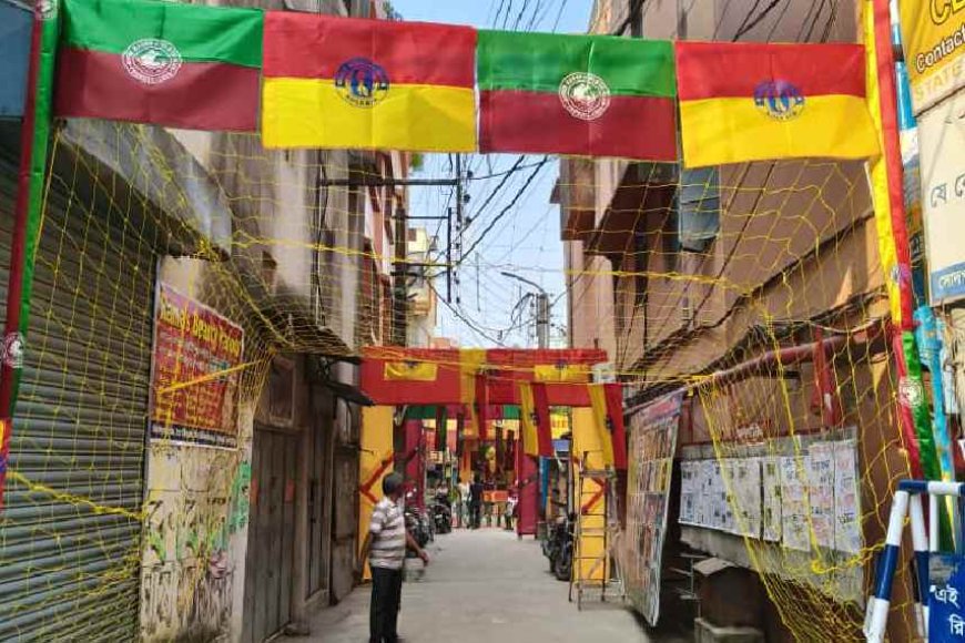 বারাসাতের কালীপুজো রাজ্যজুড়ে বিখ্যাত। কিন্তু এবার তাক লাগিয়ে দিয়েছে মধ্যমগ্রামের মিলন চক্রের কালীপুজো। তাদের এবারের ভাবনা ‘সব খেলার সেরা বাঙালির তুমি ফুটবল’।