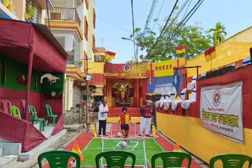 গোটা মণ্ডপ ফুটবল মাঠের আদলে সাজানো। তাতে কাটআউটে রয়েছেন পিকে ব্যানার্জি, অমল দত্ত, কৃষাণু দে। দুপাশে থাকছে ইস্টবেঙ্গল এবং মোহনবাগান গ্যালারি।