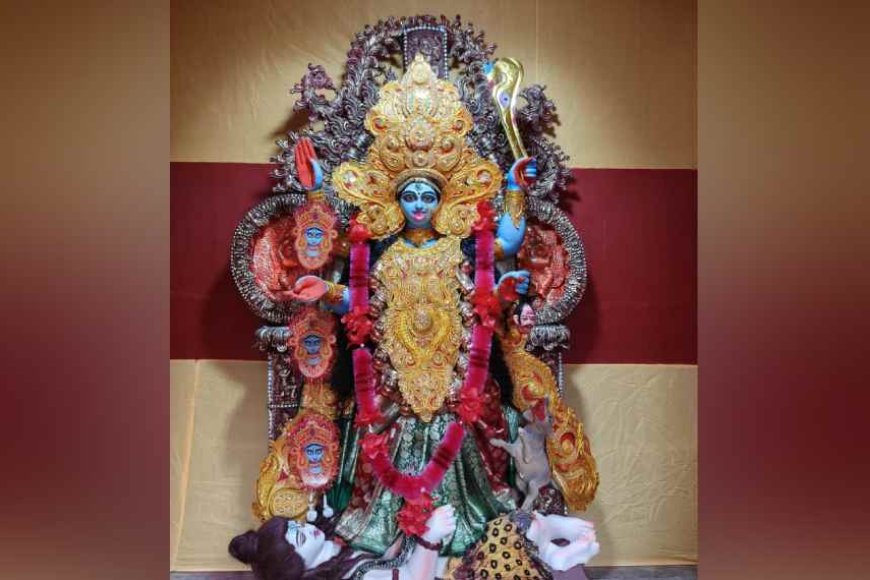 ভাবনাকে রূপায়িত করেছেন শিল্পী প্রভাস গোপ। মধ্যমগ্রামের মিলনচক্র ক্লাবের এবারের কালীপুজো পরিচালনা করেছেন ক্লাবের মহিলা সদস্যরা।