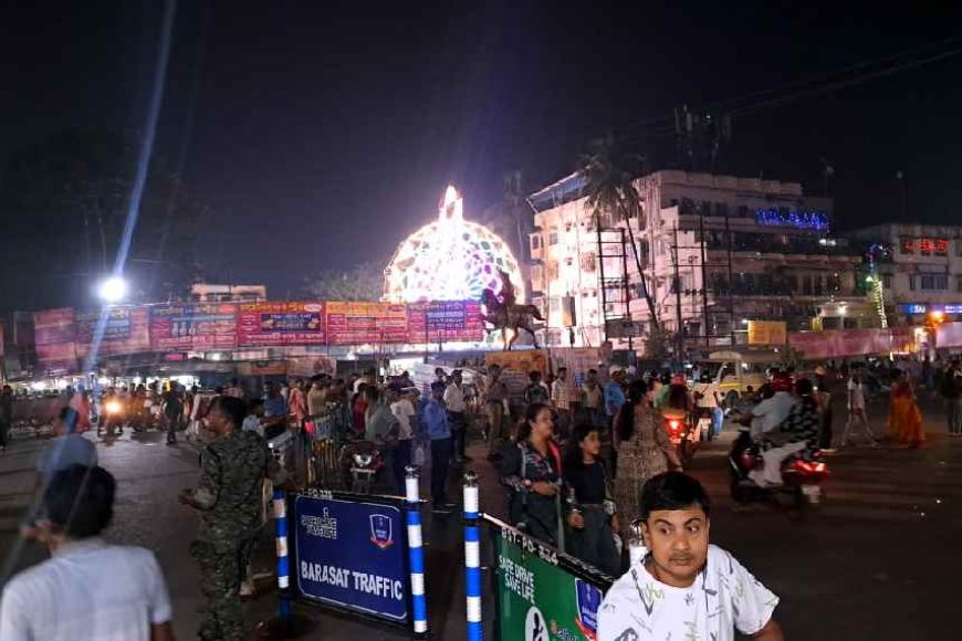 কালীপুজো উপলক্ষ্যে থিকথিকে ভিড় বারাসাতে। সোমবার কালীপুজো শেষ হলেও এখনও মানুষ লাইন দিয়ে ঠাকুর দেখছেন। বৃহস্পতিবার ভাইফোঁটা, তার আগে উৎসবের মেজাজে ধরা দিয়েছে বাঙালি।