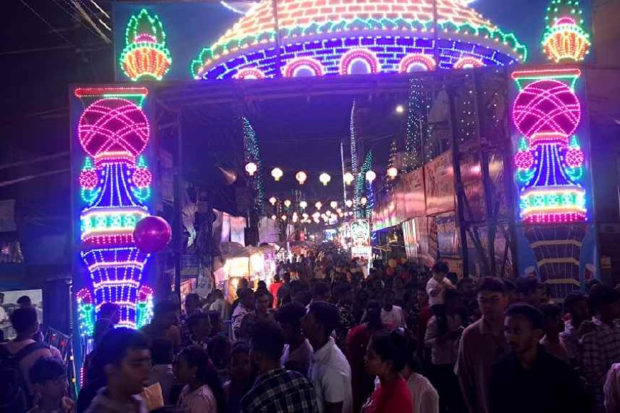 ছবিতে জাতীয় সড়ক থেকে নবপল্লী আমরা সবাই দেখার মানুষের ভিড়। বারাসাতে কালীপুজোর প্যান্ডেল গুলিতে বুধবার রাতেও উপচে পড়া মানুষের ভিড় লক্ষ্য করা গিয়েছে। জাতীয় সড়ক সহ আশেপাশের রাস্তায় রাস্তায় হাজার হাজার মানুষ। 