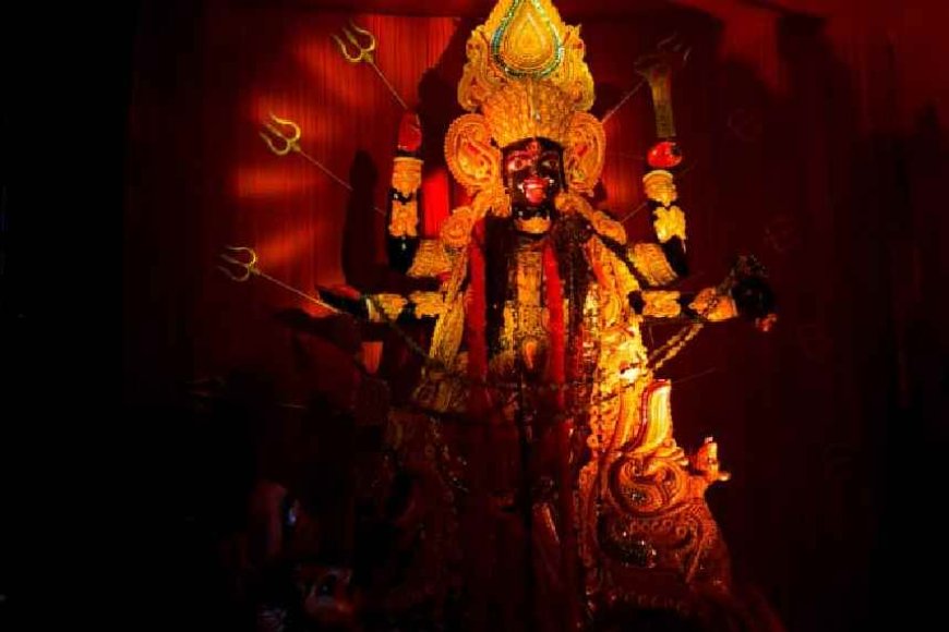 ছবিতে নবপল্লী ব্যায়াম সমিতির প্রতিমা। বিপুল জনপ্রিয় পুজোগুলোর পাশাপাশি বেশ কয়েকটি অপেক্ষাকৃত মাঝারি মাপের পুজোতেও উপচে পড়ছে লোক।