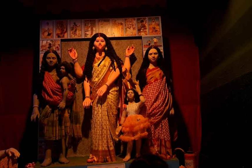 ছবিতে সাউথ ভাটরা ক্লাবের প্রতিমা। উল্লেখ্য, বৃহস্পতিবার রাত বারোটা পর্যন্ত এই মণ্ডপ ও আলোকসজ্জা থাকছে। ফলে, আগামীকালও ভিড় উপচে পড়ার সম্ভাবনা রয়েছে। বারাসাতে কালীপুজোর ভিড় নিয়ন্ত্রণে রাখতে মোড়ে মোড়ে পুলিশ মোতায়েন রয়েছে।