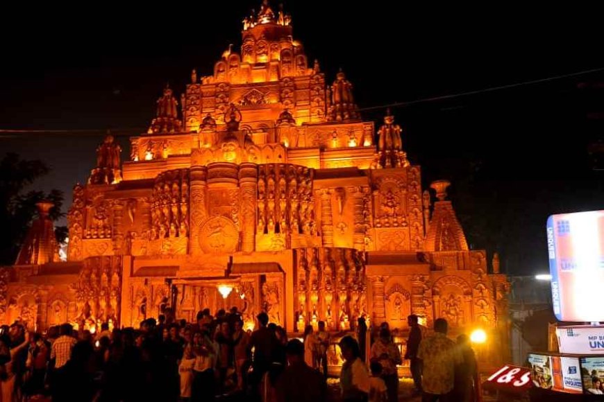 এবারে প্রশাসনের তৎপরতায় বারাসাতের মূল রাস্তায় যাতায়াত হয়েছে অনেকটা সহজ। তবে স্থানীয় বাসিন্দাদের অনেকেই নানা সময়ে সমস্যায় পড়ছেন। ছবিতে জাগৃতির পুজো মণ্ডপ।