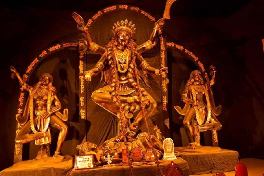 এবারের পুজোয় কোথাও থিম হারানো শৈশব! কোথাও দক্ষিণের মন্দিরের আদলে তৈরি হয়েছে মণ্ডপ।