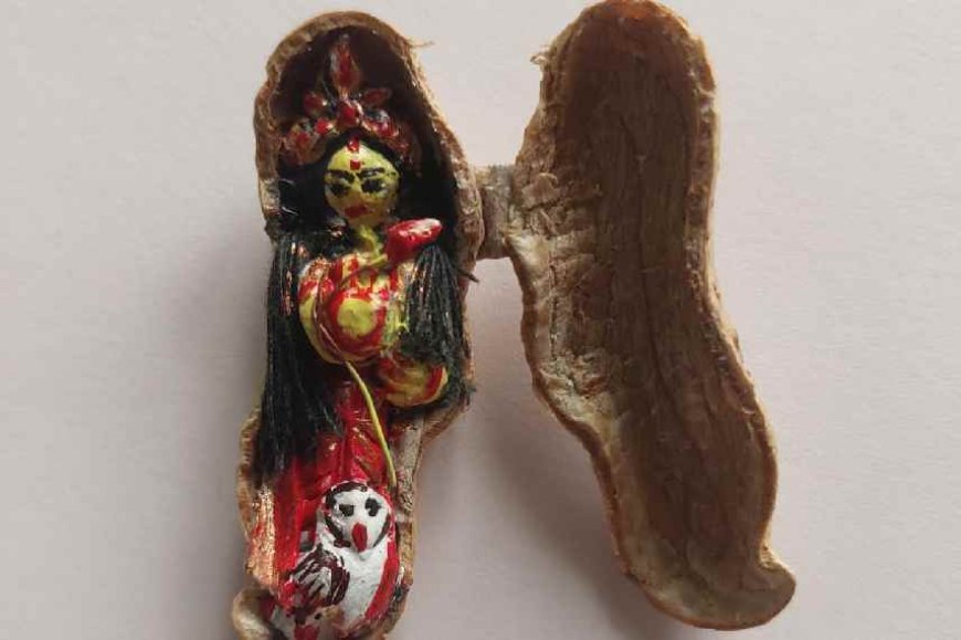 Bankura artist made laxmi idol with nut shell