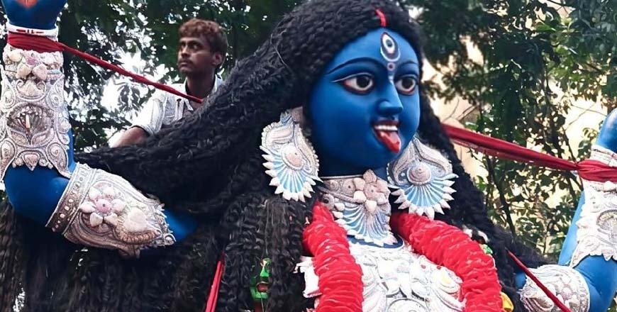 Slide 'ও দুঃখী হলে আমারও দুঃখ লাগে', বহু যুগের পরিচিত মাধবকে তবু কেন বাদ? 'ফাটাকেষ্ট কালী' পুজোর পরিচালক যা জানালেন...